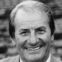 Don Gillis 飾演 TV game announcer