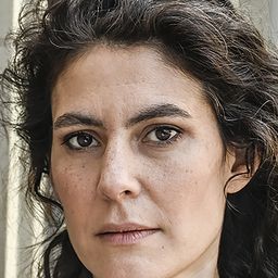 Beren Tuna 飾演 Narin