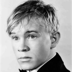 William Benedict 飾演 (uncredited)