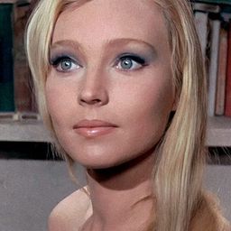 Dyanik Zurakowska 飾演 Alma