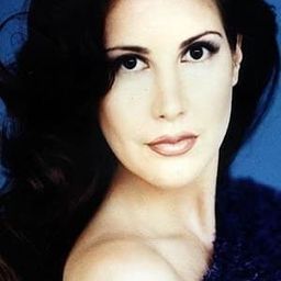 Gabriella Hall 飾演 Young Nina