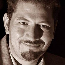 Pablo Guisa Koestinger 飾演 Blue Sack Man