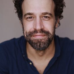 João Vicente 飾演 Freitas do Amaral