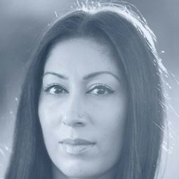 Sofia Abbasi 飾演 1980's Local Resident