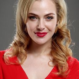 Jessica Marais 飾演 Janine