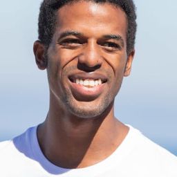 凱文馬田尼斯 飾演 Carlos Acosta (Joven)