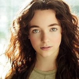 Lilah Fitzgerald 飾演 Young Mina