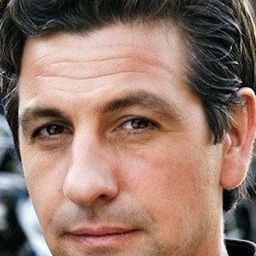 Gregor Törzs 飾演 Sebastian Brunnen