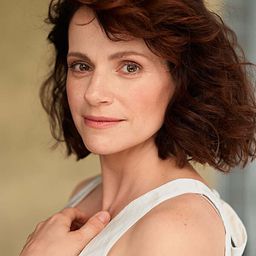 瑪爾塔·克洛爾 飾演 Asia