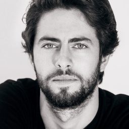 Sebastian Llosa 飾演 Steve