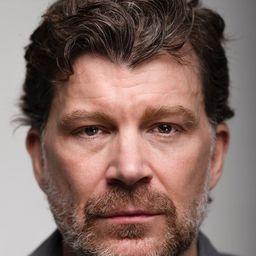 蓋比·法齊奧 - 便衣同志演員 飾演Uncle Paul