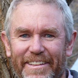 Mark Spain 飾演 John Thompson