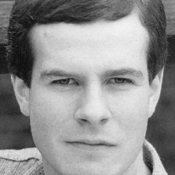 Colum Convey 飾演 Ian