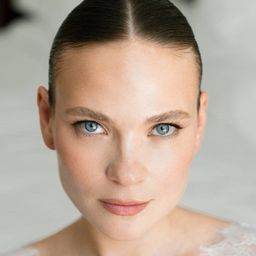 Anna Livanova 飾演 school principal