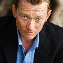 埃羅爾·尚德 飾演 Bevan