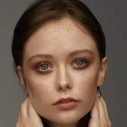 蘇珊娜·松 飾演 Strawberry