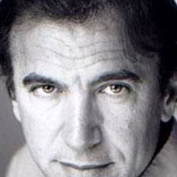 Denis Karvil 飾演 Rapha