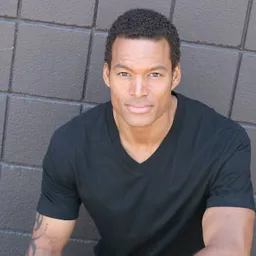 Charles Ingram 飾演 Demetrius 'Silk' Owens