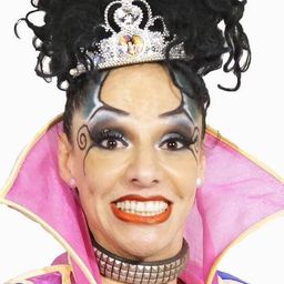 Daniel Vives 飾演 Ambar