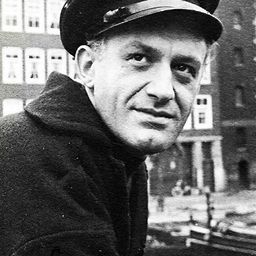 Alexander Kerst 飾演 Dr. Armstrong