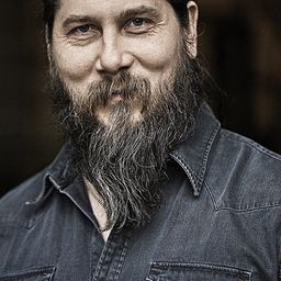 Kalle Hennie 飾演 Lat