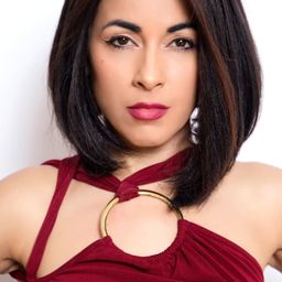 Delilah Cotto 飾演 DeeDee