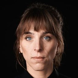 諾西卡·伯寧 - Away演員 飾演Poeta