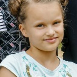 Leonore von Berg 飾演 Young Jule