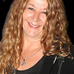 Claudia Puyó - 販賣人口驚夢演員 飾演Woman answering the phone