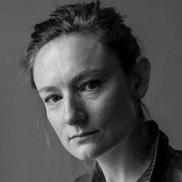 Flora Nicholson 飾演 Elaine Mathis