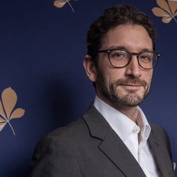 Edmund Kingsley - 一個普通人演員 飾演ER Intern