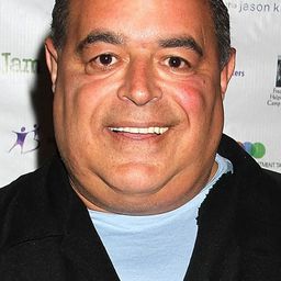 Joseph R. Gannascoli 飾演 Nat
