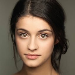 安雅·夏隆查 飾演 Becky