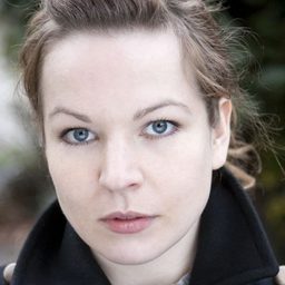 Dagmar Döring 飾演 Dr. Jillian O'Hara