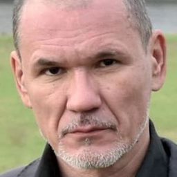 Dimitri Bilov 飾演 Georgi Bulatov