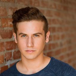 李奧納多·布德羅 飾演 Silviu