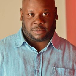 Kash Goins - 分裂演員 飾演Flower Kiosk Worker