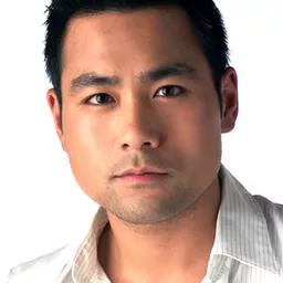 Mike Realba 飾演 Decker