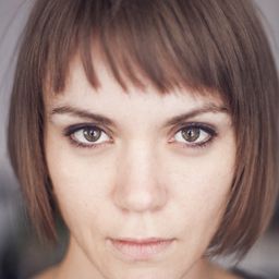 Eva Larvoire 飾演 French Policewoman