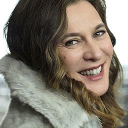 Simona Caramelli 飾演 Laura