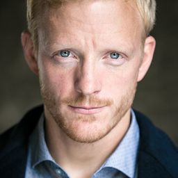 馬丁·斯沃比 飾演 Lieutenant Eric Jaubert