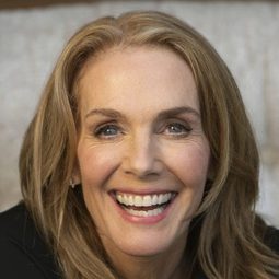 茱莉·哈格提 飾演 Mrs. Kringle