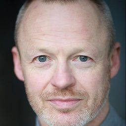 Paul Codman 飾演 Parkes