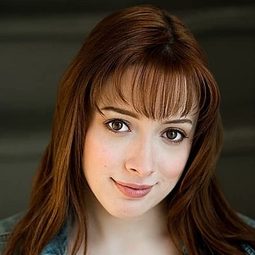 Kayla Caulfield 飾演 Soonami Tech