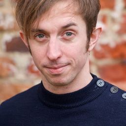 Robrecht Vanden Thoren 飾演 DJ