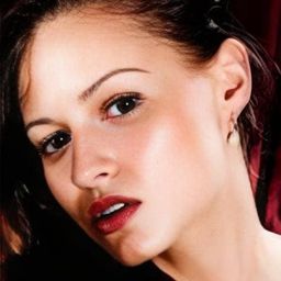 Patricia Stasiak 飾演 Anna