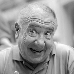 Alfredo Landa - 聖潔無辜的人演員 飾演Paco, El Bajo