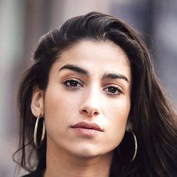 卡羅琳娜·尤斯特 - 野生向日葵演員 飾演Maite