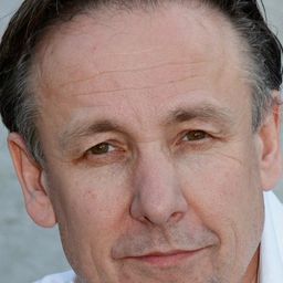 理查德·埃爾芬 飾演 Minister Bowen