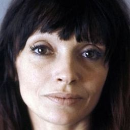 Jacqueline Danno 飾演 Grandmother